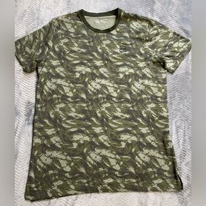Men’s‎ Under Armour AOP Sportstyle Camo Tee 2XL Fitted